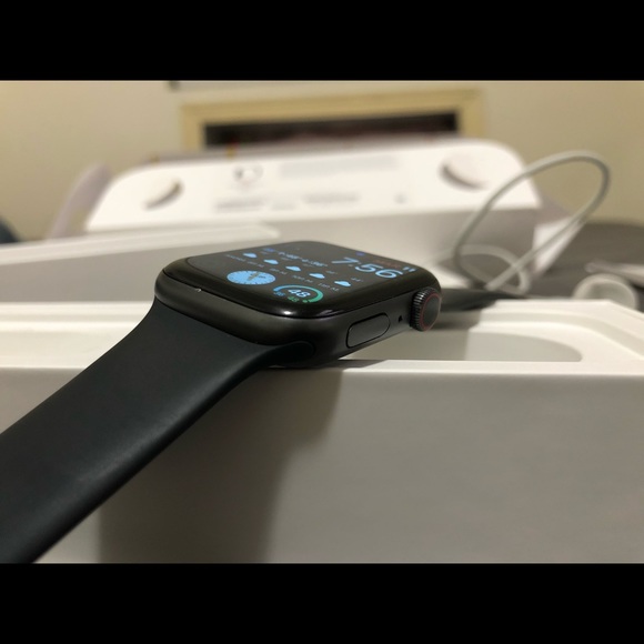 Apple Watch ⌚️ - Picture 3 of 6